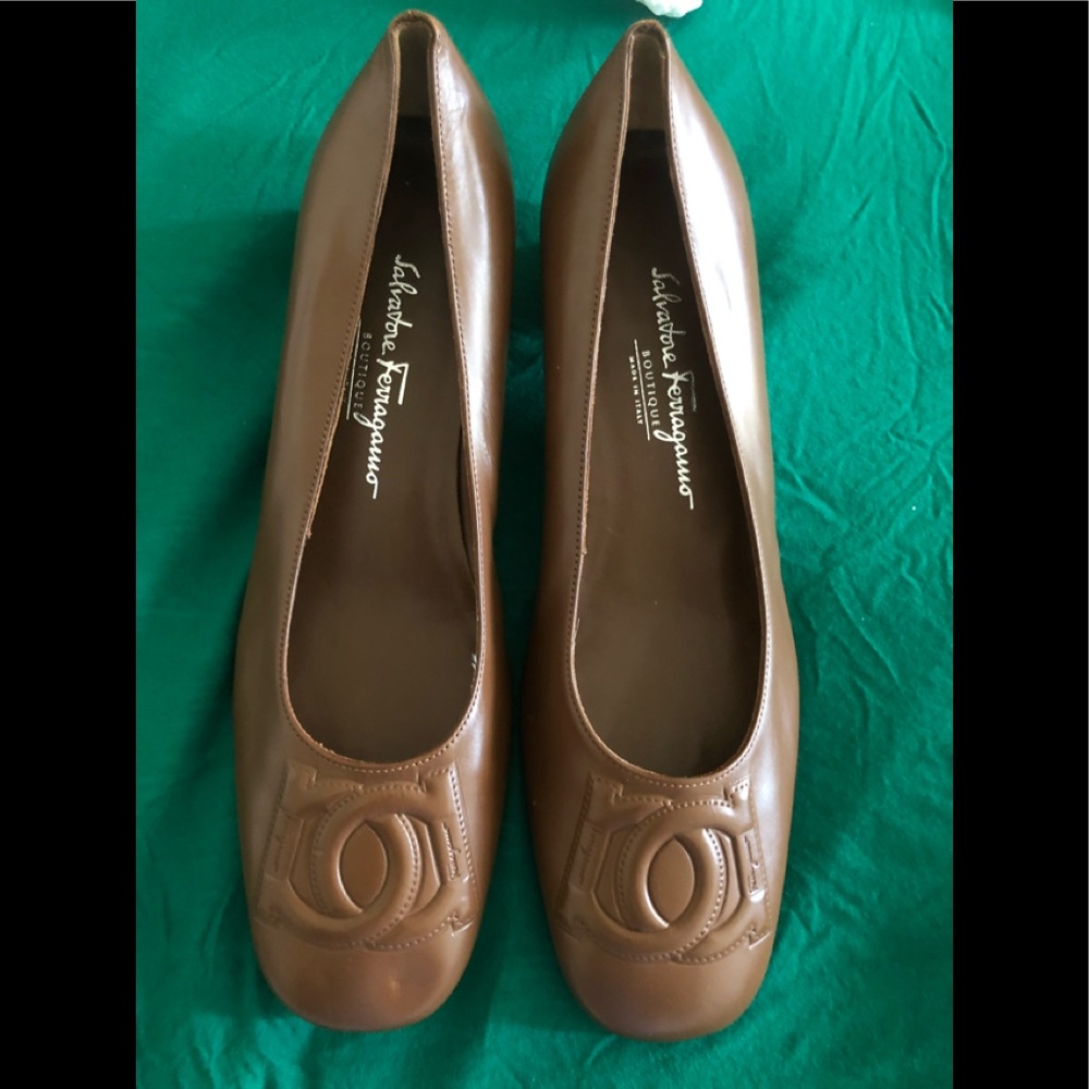 New Salvatore Ferragamo leather block heels in brown sz 9B